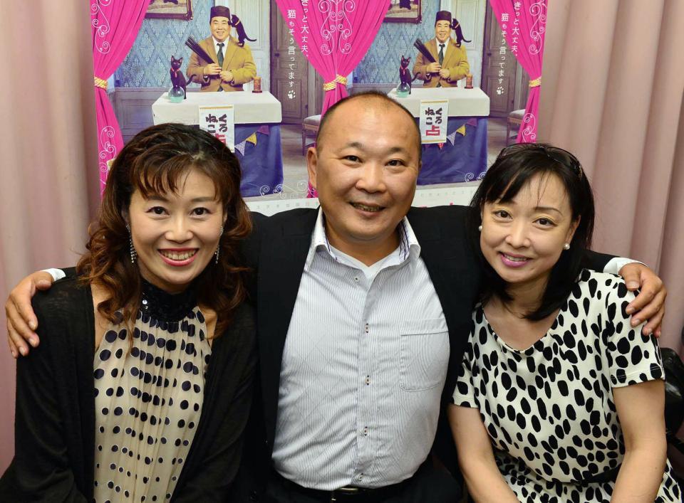 　直江喜一（中央）のトーク＆ライブイベントにサプライズゲストで登場する長野康子（左）と川上麻衣子＝２０１２年