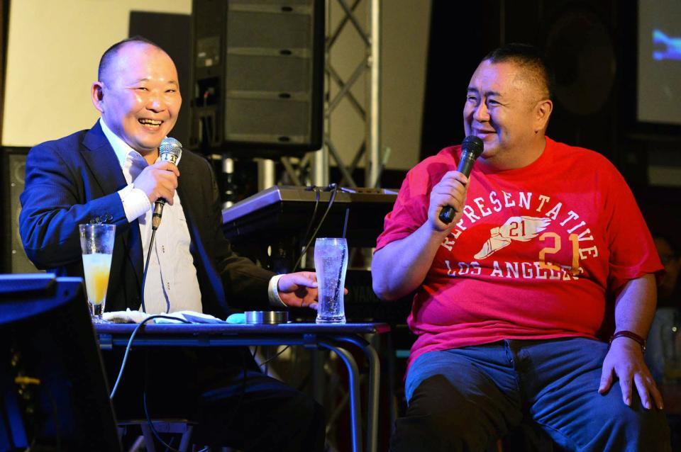 　直江喜一（左）に呼ばれ飛び入りで舞台に上がる松村邦洋＝２０１２年