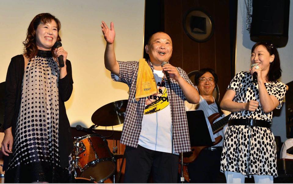 　トークイベントで盛り上がる（左から）長野康子、直江喜一、川上麻衣子＝２０１２年