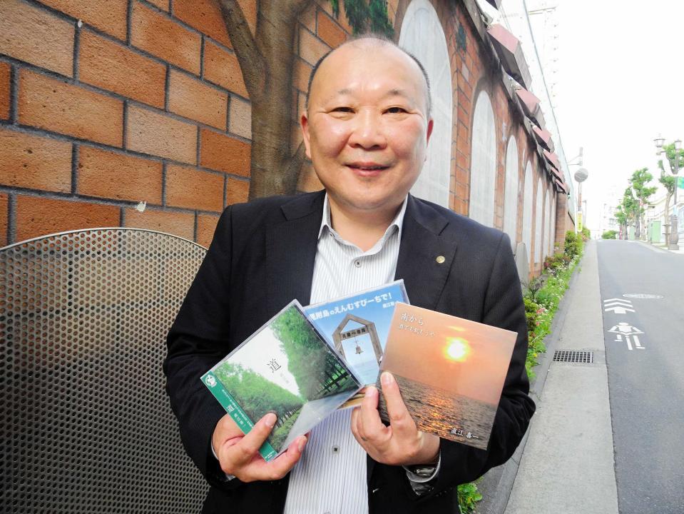 　建築会社に勤務する傍ら、リリースした３枚のＣＤを手にする直江喜一＝２０２０年