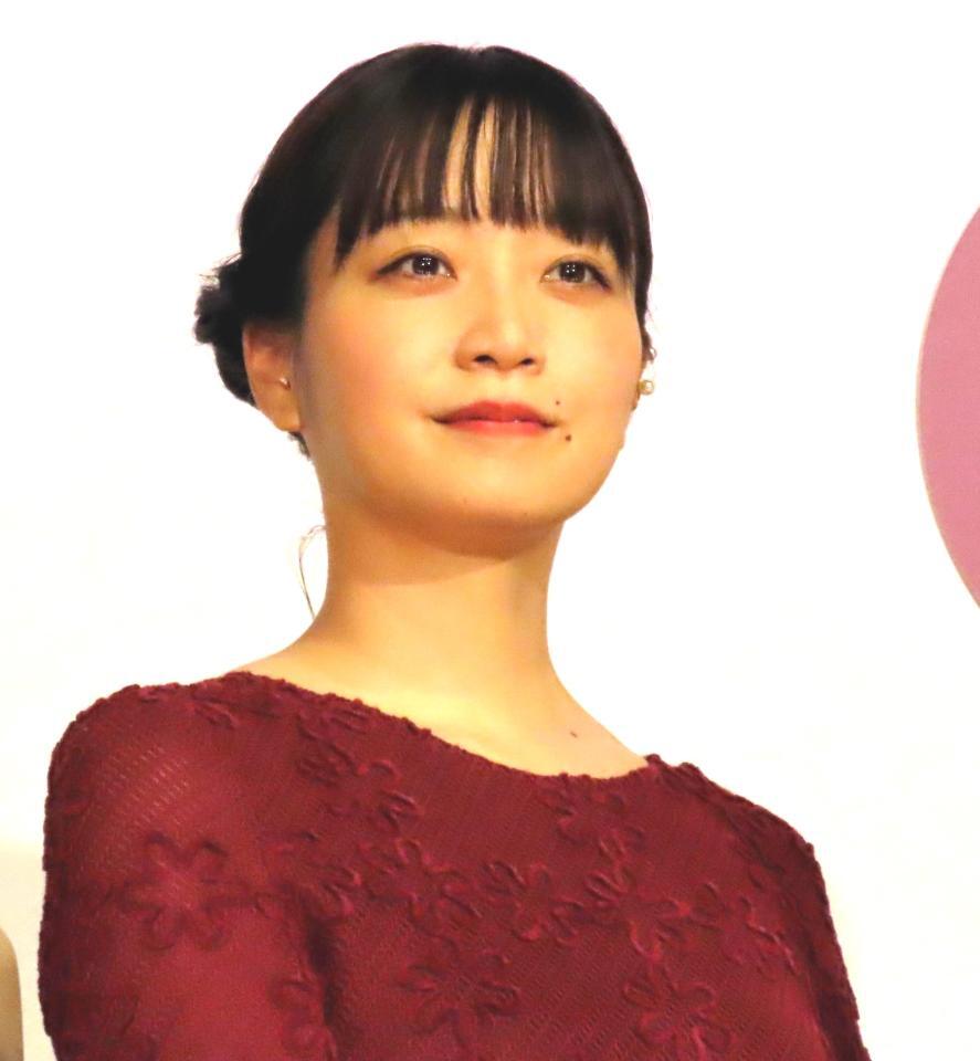 　映画「ぶぶ漬けどうどす」の公開記念舞台あいさつに登場した深川麻衣