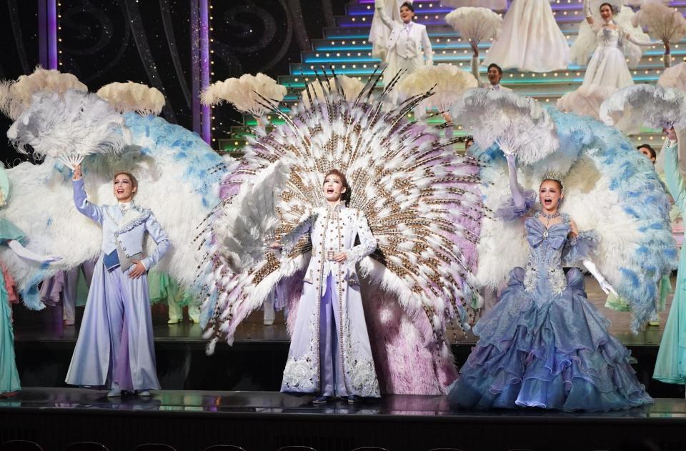 　フィナーレで羽根を背負う（左から）聖乃あすか、永久輝せあ、星空美咲（撮影・高部洋祐）