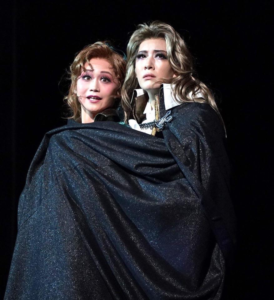 　『悪魔城ドラキュラ』で星空美咲（左）との恋物語を演じる永久輝せあ（撮影・高部洋祐）