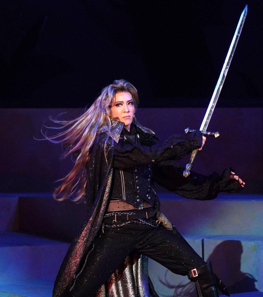 　『悪魔城ドラキュラ』でアルカードを演じる永久輝せあ（撮影・高部洋祐）