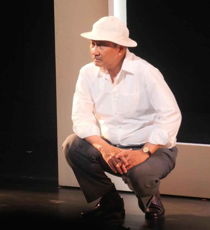 　熱演する中井貴一