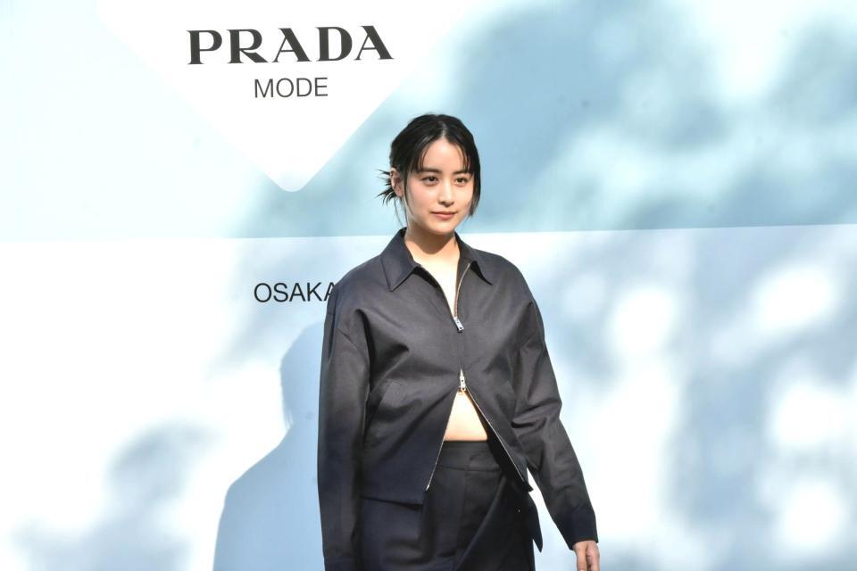 山本美月 攻めすぎ超絶ミニで大胆美脚「はやりの巻きスカート風