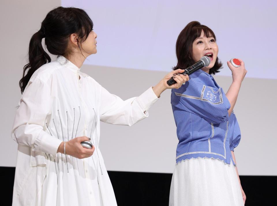 　ヨーヨーを手に決めゼリフを披露する三代目・麻宮サキの浅香唯（右）＝撮影・棚橋慶太