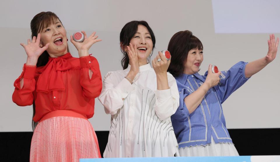 　ヨーヨーを手にポーズを取る（左から）南野陽子、斉藤由貴、浅香唯（撮影・棚橋慶太）