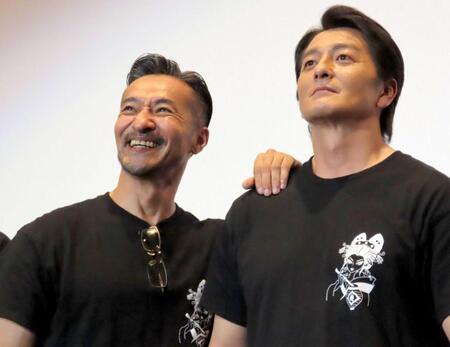 　山口祥行（左）と本宮泰風