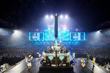 　動くメインステージの船でパフォーマンスする≠ＭＥ　©ＹＯＡＮＩ