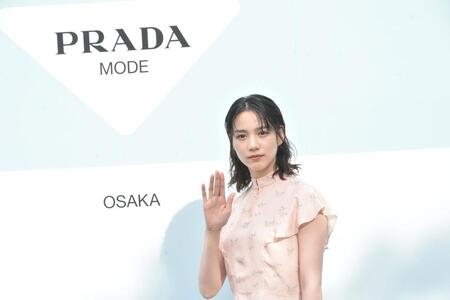 　フォトコールに登場したのん