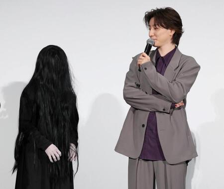 　ステージ上でさまよう霊をチラ見する京本大我（撮影・棚橋慶太）