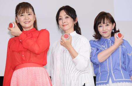 　ヨーヨーを手にポーズを取る（左から）南野陽子、斉藤由貴、浅香唯（撮影・棚橋慶太）