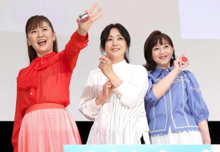 　ヨーヨーを手にポーズを決める（左から）２代目・麻宮サキ役の南野陽子、初代の斉藤由貴、３代目の浅香唯（撮影・棚橋慶太）