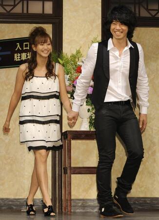 入籍を報告した庄司智春（右）と藤本美貴＝２００９年