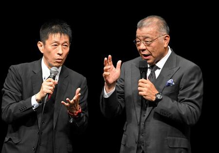 　山田雅人とトークする掛布雅之氏（右）＝２０２４年