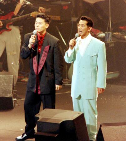　「ざまぁＫＡＮＫＡＮ！」最終回後のコンサートで。山田雅人（左）と森脇健児＝１９９０年