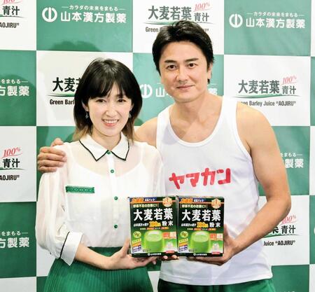 ＣＭ発表会で愛夫人（左）の肩を抱く原田龍二＝２０２１年