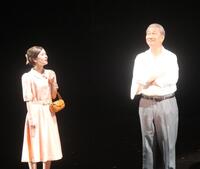 　熱演する中井貴一（右）と芳根京子