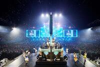 　動くメインステージの船でパフォーマンスする≠ＭＥ　©ＹＯＡＮＩ