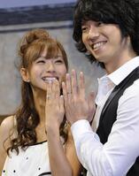 入籍を報告した庄司智春（右）と藤本美貴＝２００９年