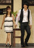 入籍を報告した庄司智春（右）と藤本美貴＝２００９年