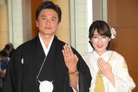 指輪を付けてポーズを決める原田龍二。右は愛夫人＝２０２１年