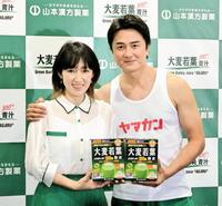 ＣＭ発表会で愛夫人（左）の肩を抱く原田龍二＝２０２１年