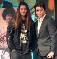 　浅野忠信（右は哀川翔）＝０５年１１月