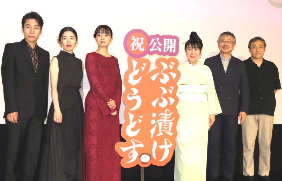 　映画「ぶぶ漬けどうどす」公開記念舞台あいさつに登場した（左から）大友律、小野寺ずる、深川麻衣、室井滋、松尾貴史、冨永昌敬監督