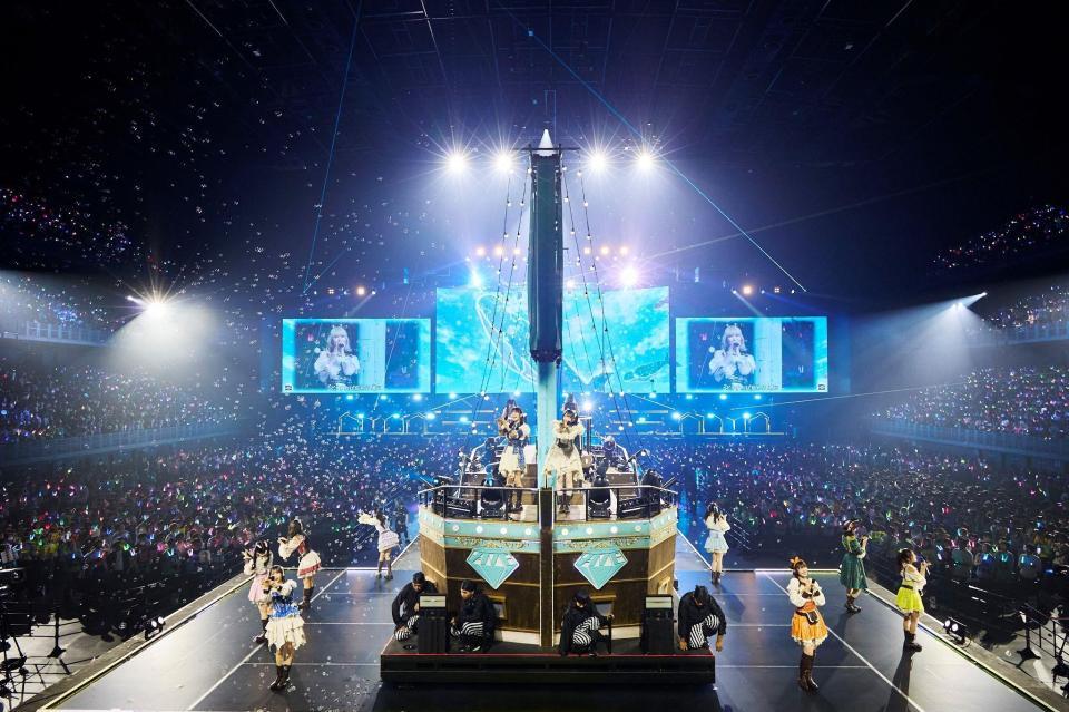 　動くメインステージの船でパフォーマンスする≠ＭＥ　©ＹＯＡＮＩ