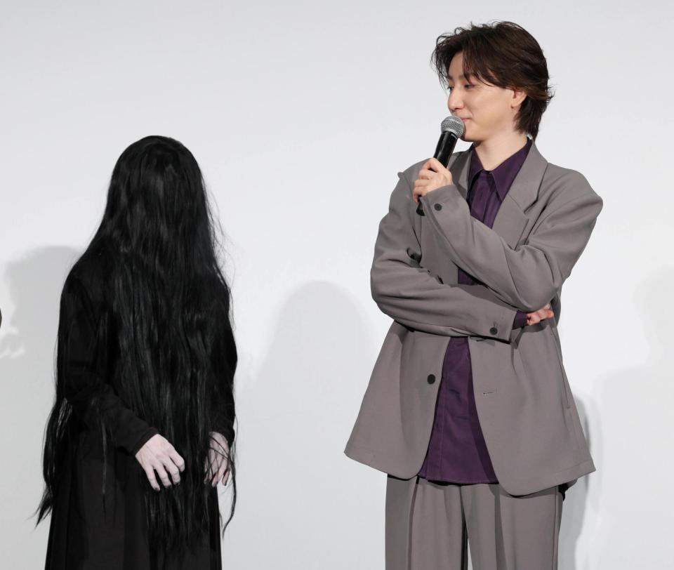 　ステージ上でさまよう霊をチラ見する京本大我（撮影・棚橋慶太）