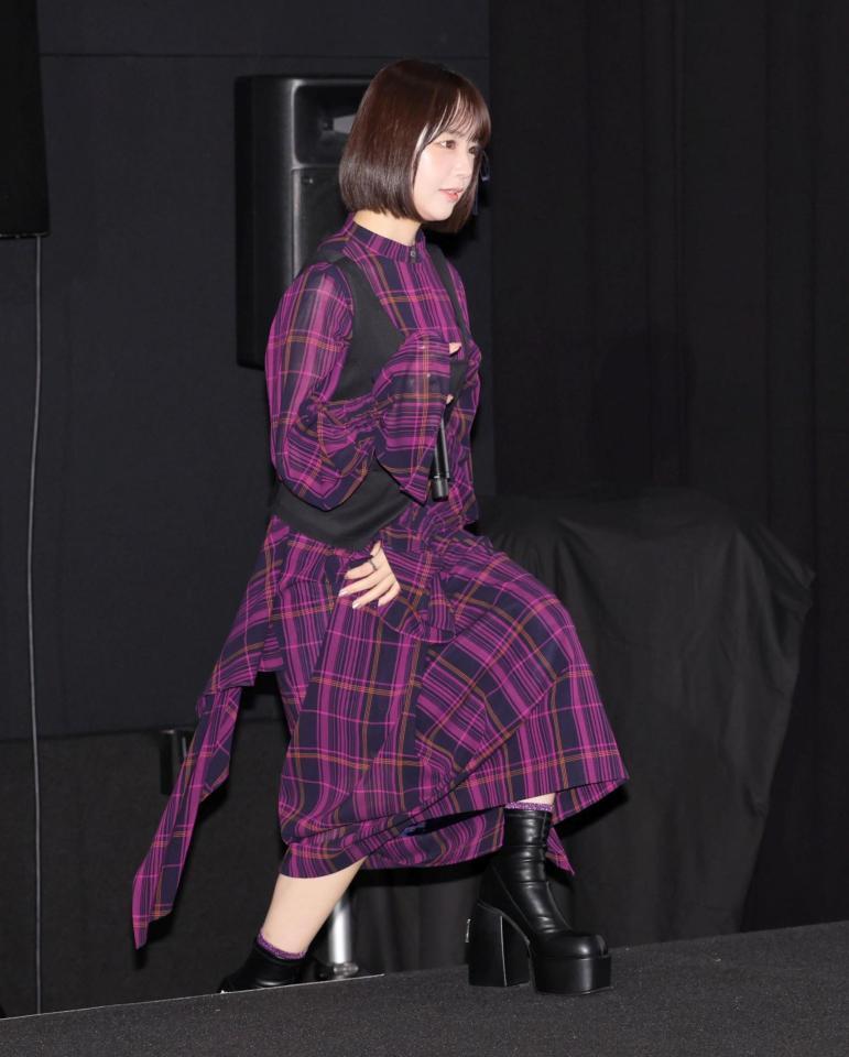 　登壇するなえなの（撮影・棚橋慶太）