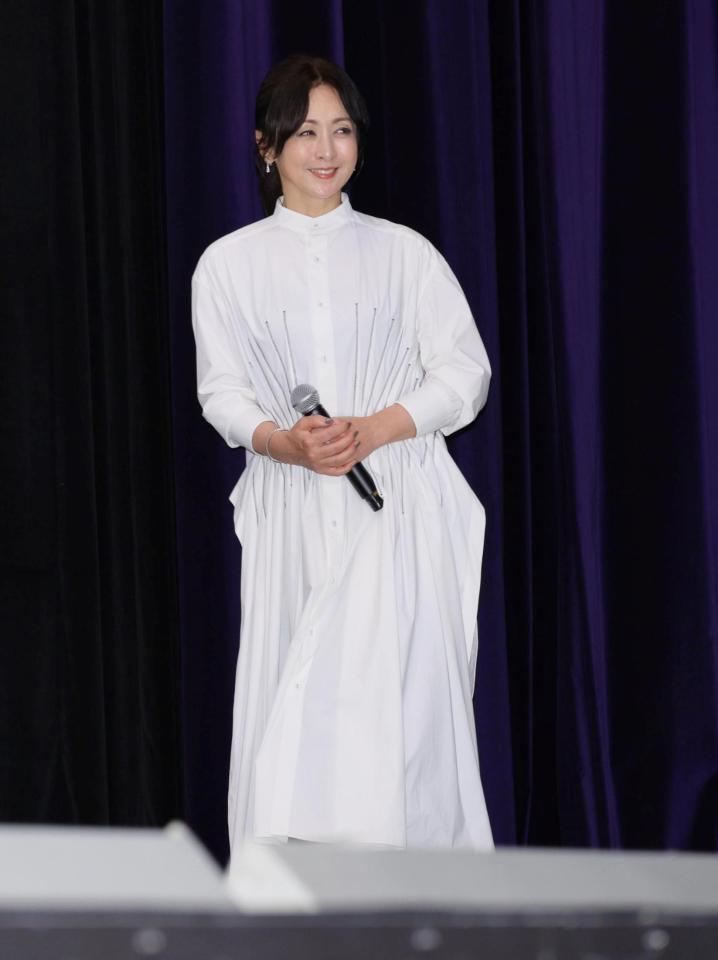 　登壇する斉藤由貴（撮影・棚橋慶太）