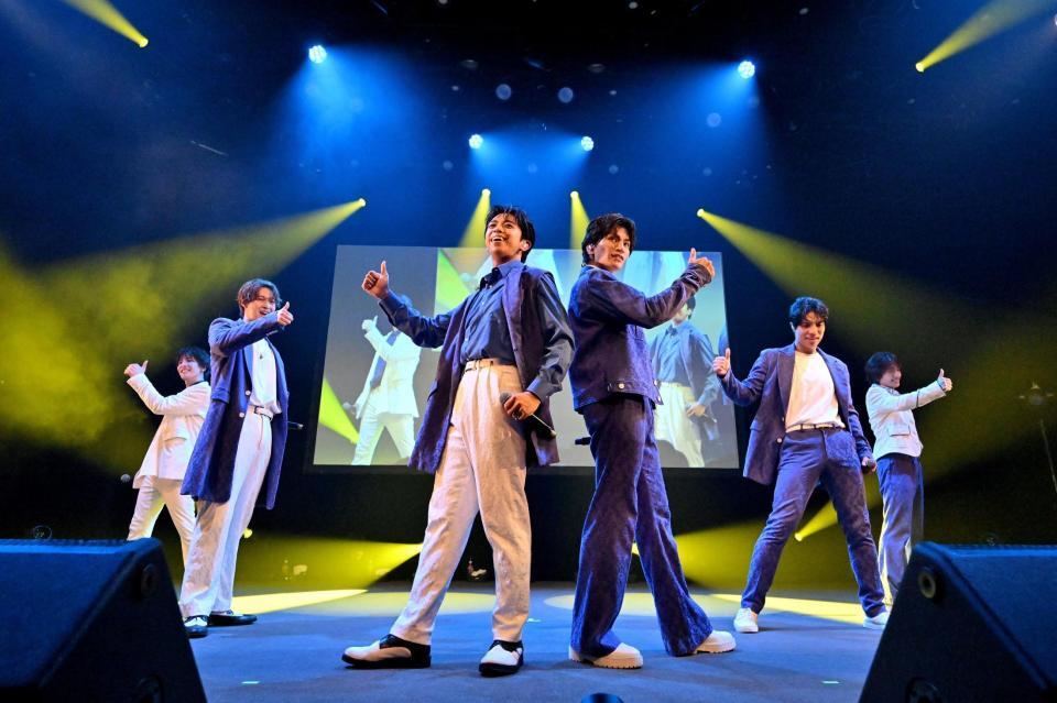 　初ツアー初日のステージで笑顔を浮かべたＭＡＴＳＵＲＩ