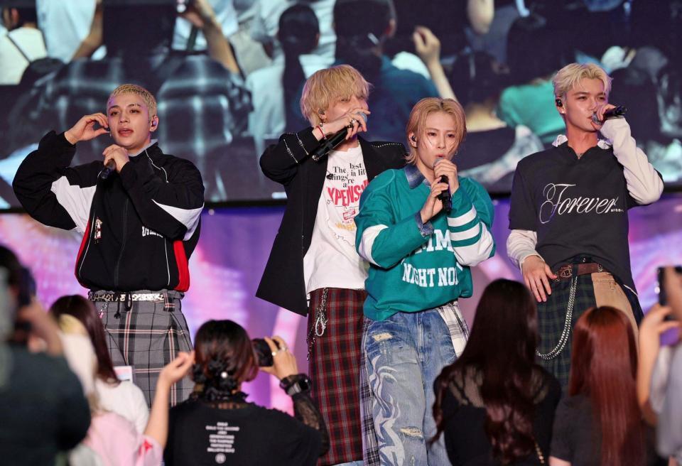 　会場を盛り上げるＷＯＬＦ　ＨＯＷＬ　ＨＡＲＭＯＮＹ（撮影・石井剣太郎）