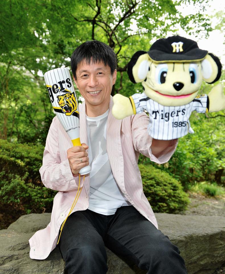 　優しいまなざしで阪神タイガースを応援する山田雅人＝２０１４年