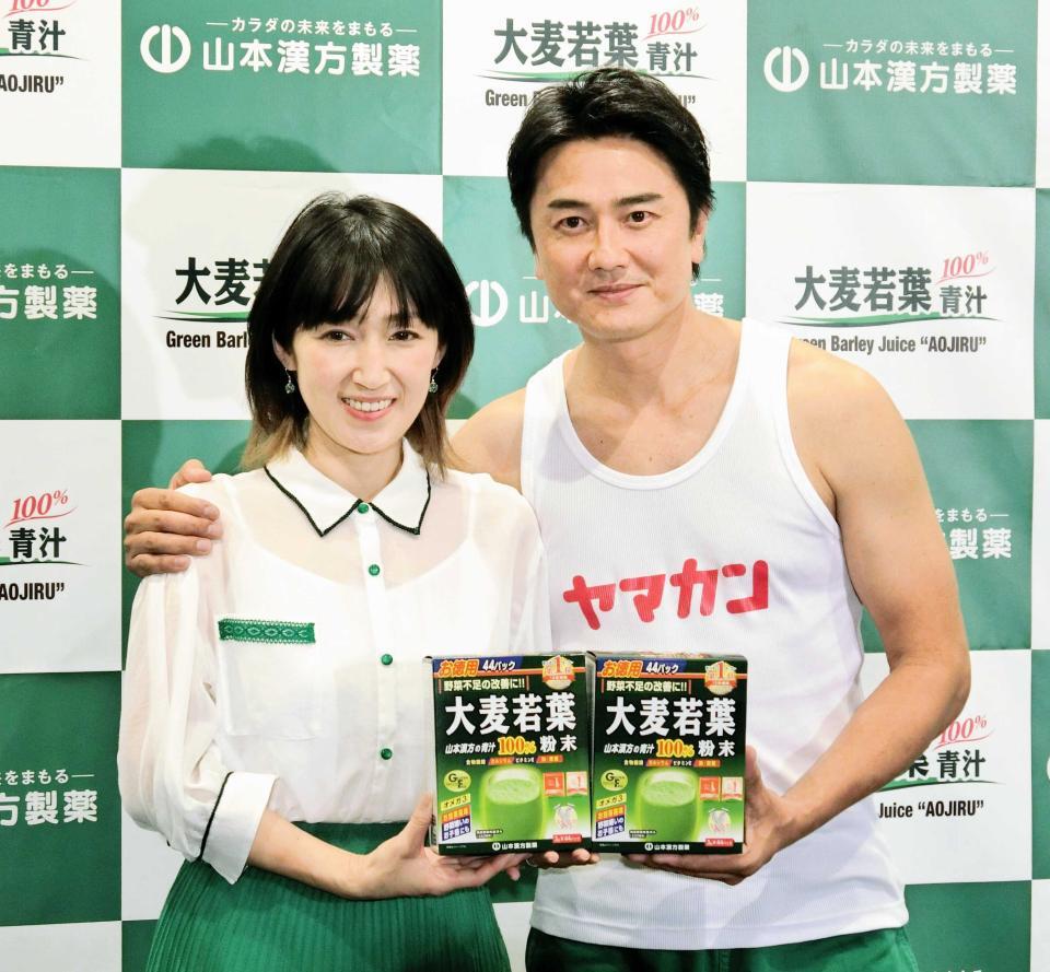 ＣＭ発表会で愛夫人（左）の肩を抱く原田龍二＝２０２１年