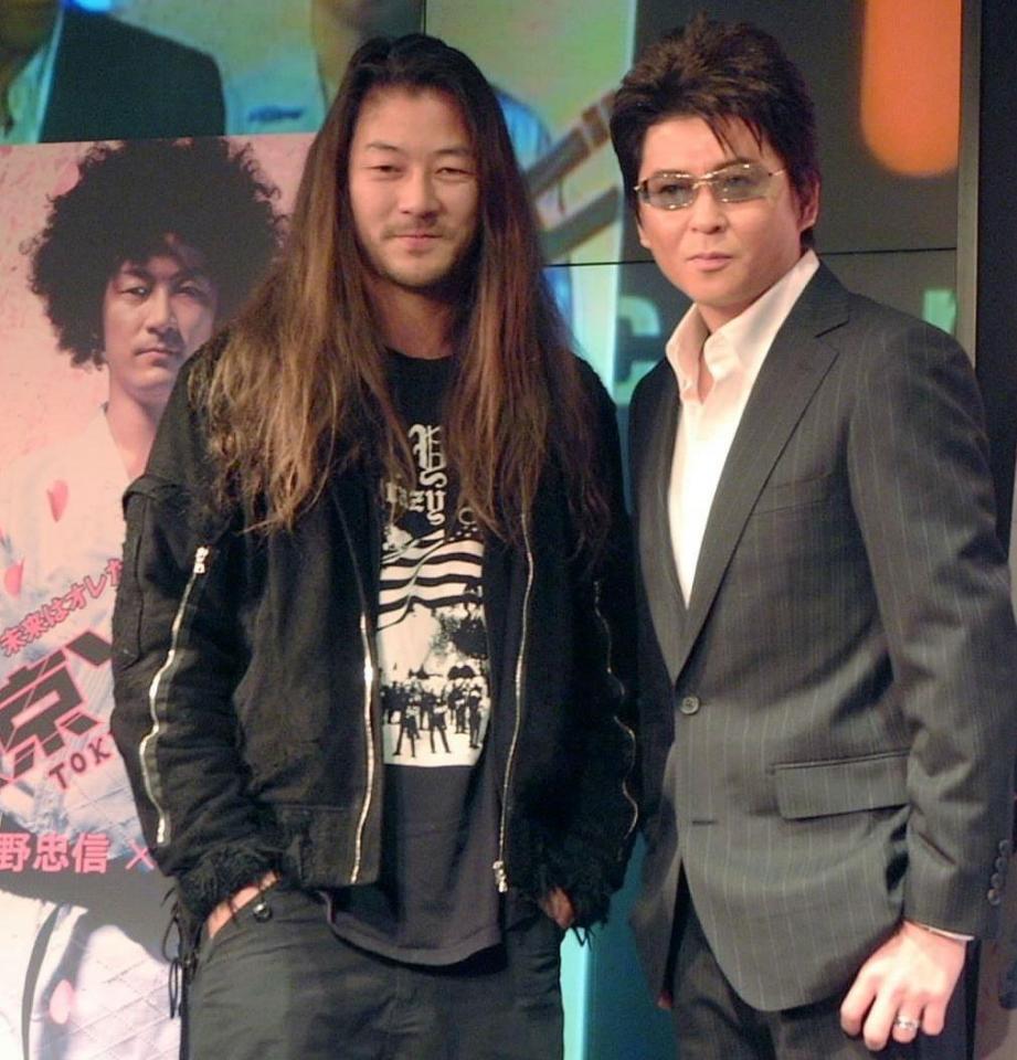 　浅野忠信（右は哀川翔）＝０５年１１月