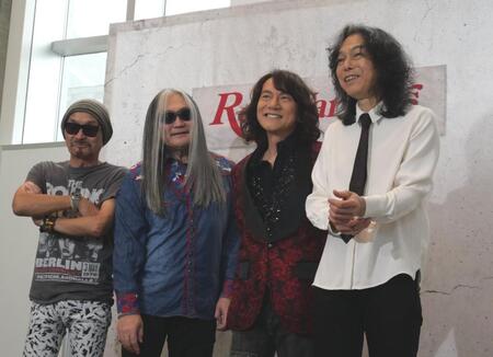 　開演前に囲み取材に応じたＲＥＤ　ＷＡＲＲＩＯＲＳの（左から）高橋まこと、小川清史、ＤＩＡＭＯＮＤ☆ＹＵＫＡＩ、木暮武彦