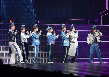 　スティッチのカチューシャを身につけ、「バーニング・ラヴ」を初披露するＴｒａｖｉｓ　Ｊａｐａｎ。（左から）吉澤閑也、松倉海斗、松田元太、宮近海斗、中村海人、川島如恵留、七五三掛龍也（撮影・伊藤笙子）