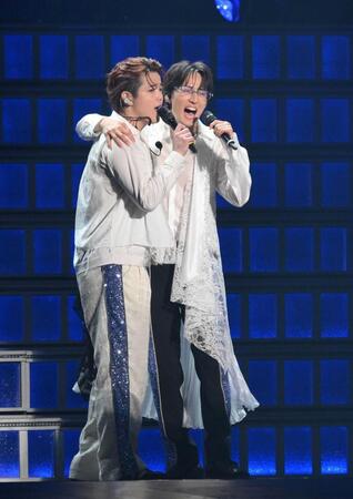 　肩を寄せ合い、ユニット曲「Ｌｏｎｅｌｙ　Ｓｔａｒｓ」を歌う吉澤閑也（左）と川島如恵留（撮影・伊藤笙子）