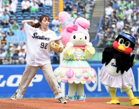 　華麗なフォームで投球する宇垣美里（撮影・佐藤厚）