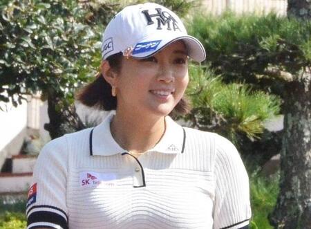 【写真】イ・ボミさんの最新姿が衝撃　はにかみ白ウエア＆しっとり黒ドレスの美貌に騒然