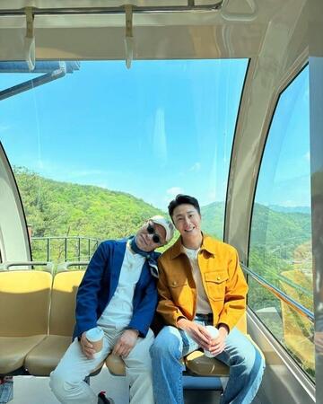 チョン・イルの公式インスタグラム＠ｊｉｌｗｗｗより　（左から）漫画家のホ・ヨンマン画伯、チョン・イル