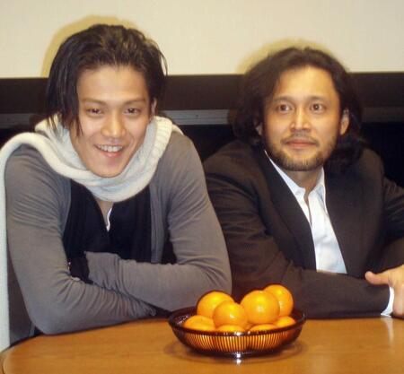 　演出家デビューに表情も緩む小栗旬（左）と横田栄司＝２００８年４月６日