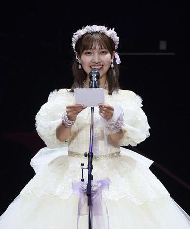 　ファンに挨拶するＢＥＹＯＯＯＯＯＮＤＳ・島倉りか（撮影・石井剣太郎）