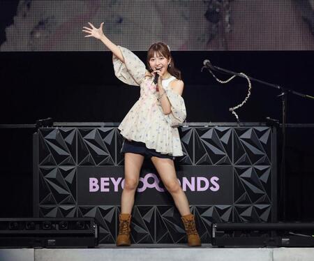 　会場を盛り上げるＢＥＹＯＯＯＯＯＮＤＳ・島倉りか（撮影・石井剣太郎）