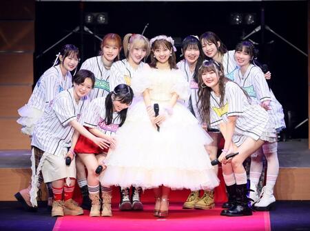 　ポーズを決める島倉りか（左から６人目）らＢＥＹＯＯＯＯＯＮＤＳ（撮影・石井剣太郎）