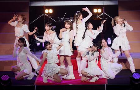 　会場を盛り上げる島倉りか（中央）らＢＥＹＯＯＯＯＯＮＤＳ（撮影・石井剣太郎）